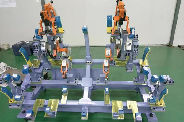 目前公司共有機(jī)加工 CNC 8 臺(tái)，大型龍門(mén)銑 2 臺(tái)1